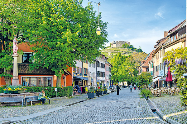 Historische Altstadt von Staufen mit Burgruine